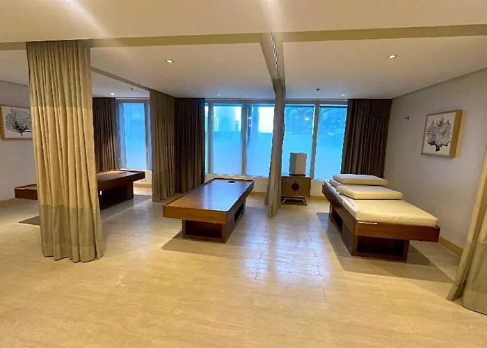 Elegant 1br Bgc 11p Uptown Parksuites T2 Manila